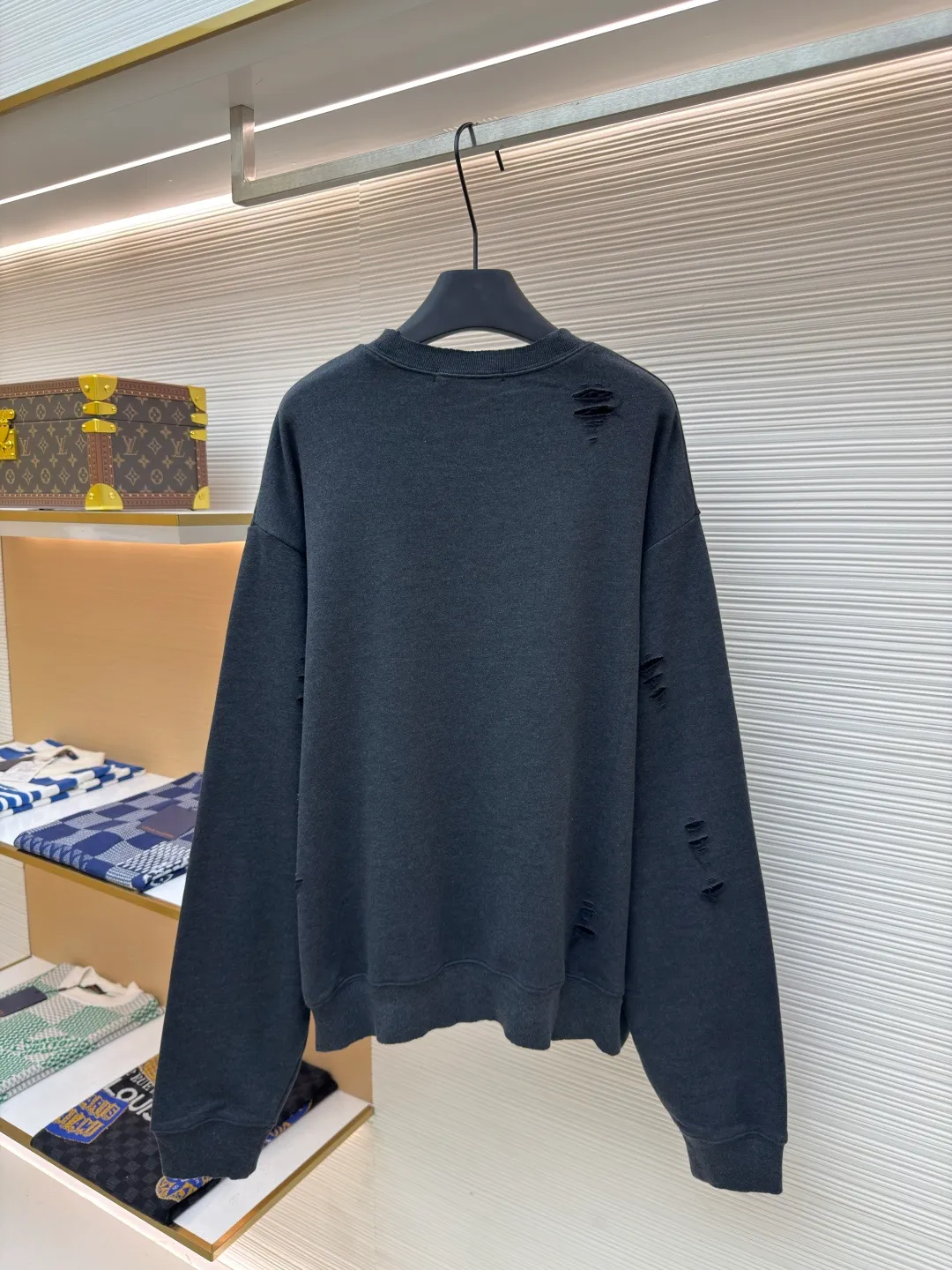Acne Studios ripped distressed logo sweatshirt ●Authentic product: Purchased and developed for 4100 ●Item number: 1680379-A75 ●Fabric: Double-ply cotton plain fabric ●Technology: Distressed printing ●Version: Loose fit ●Weight: about 590 grams ●Size: S-M-L-XL ●Description: Customized dream-painted double-ply cotton plain fabric with excellent texture, comfortable and skin-friendly, with deep black as the main color Like the mottled rust on ancient copperware, the unruly soul of AcneStudios is engraved on the chest. The ingenious integration of hole elements and wanton swaying on the black canvas is a deliberate rebellion, a break away from the shackles of tradition, and unique in the wave of trends. Glue printing is used. The chest printing is modified three times with the film screen. The glue liquid paint is used to print the pattern on the fabric. The fabric is baked to fix the printed pattern. Many parts of the body of the garment are worn and worn by pure artificial regularity, and hand brush marks are added to the surface of the garment to add texture and depth to imitate the texture of natural wear and tear. The fabrics have been washed to give them a better feel and texture. They are not easy to deform, shrink or fade, and maintain their long-lasting beauty. The overall color is consistent with no color difference. It can be matched with the same style to create a fashionable look, and can be used in various occasions. Customized accessories, complete with three standards, the same style for men and women!